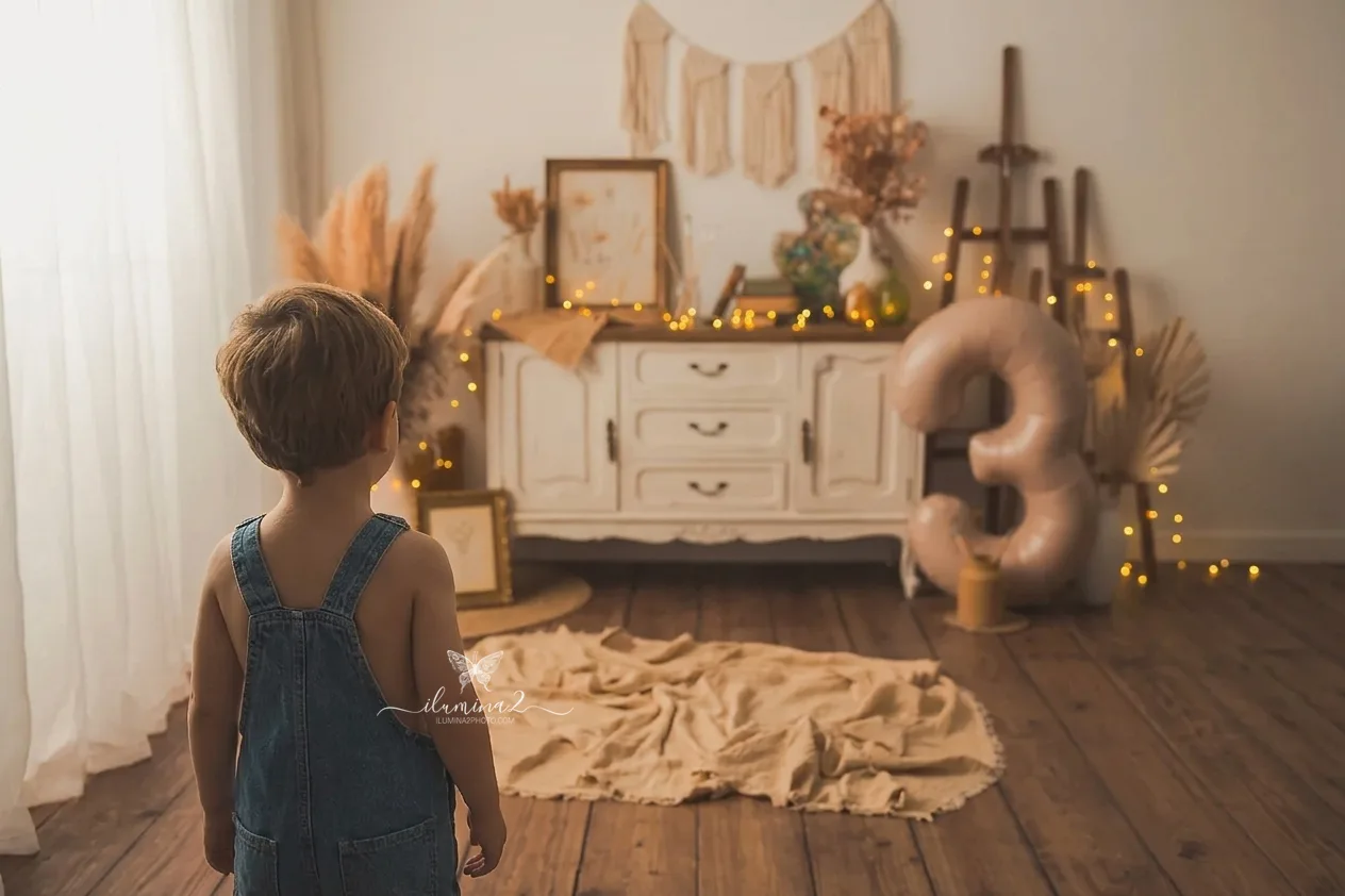 Niño tímido en una sesión de fotos infantil natural