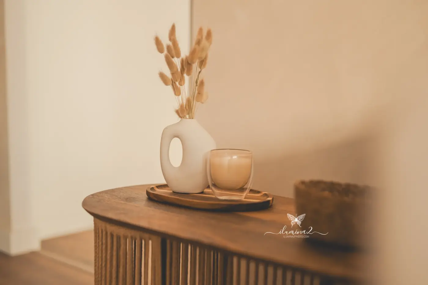 Estudio de fotografía preparado antes de una sesión premamá con ropa y decoración en tonos neutros