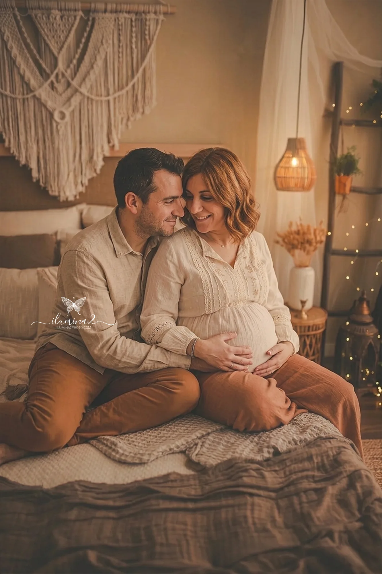 Pareja esperando a su bebé durante una sesión de fotos de embarazo en estudio