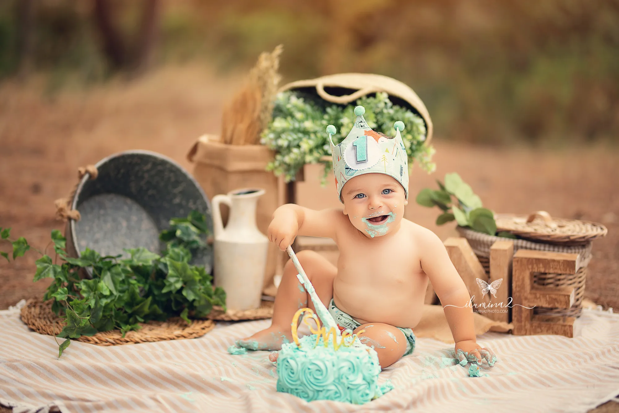 Niño en su sesión Cake Smash en un bosque de Barcelona