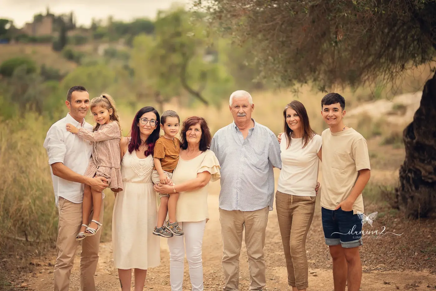 Qué ropa llevar a una sesión de fotos de familia en exterior Ilumina2 Photo Familia con ropa combinada en una paleta de tonos tierra en una sesión de fotos en el campo