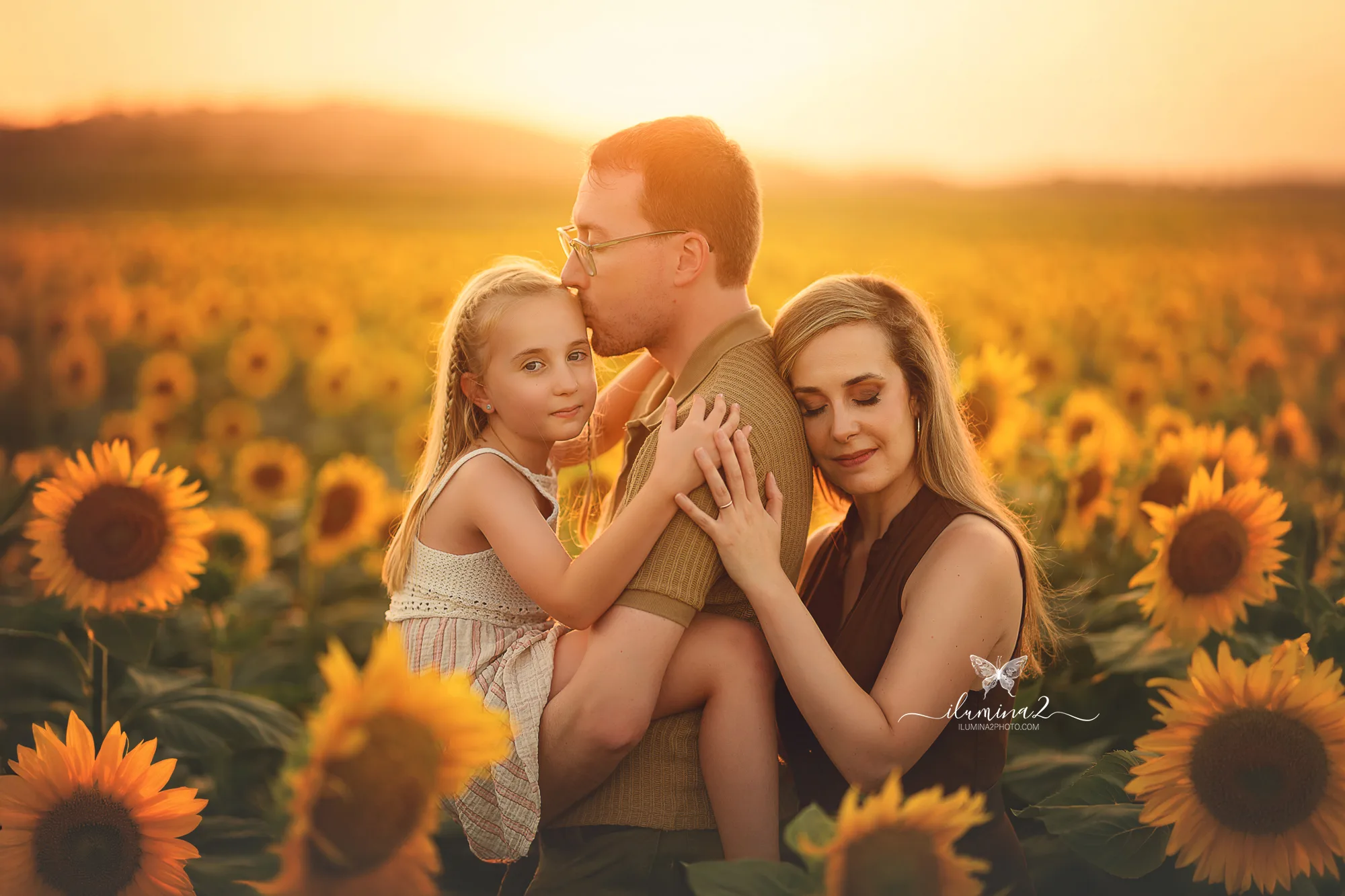 Sesión de fotos de familia Ilumina2 Photo Familia completa en su sesión de fotos al atardecer en campo de girasoles