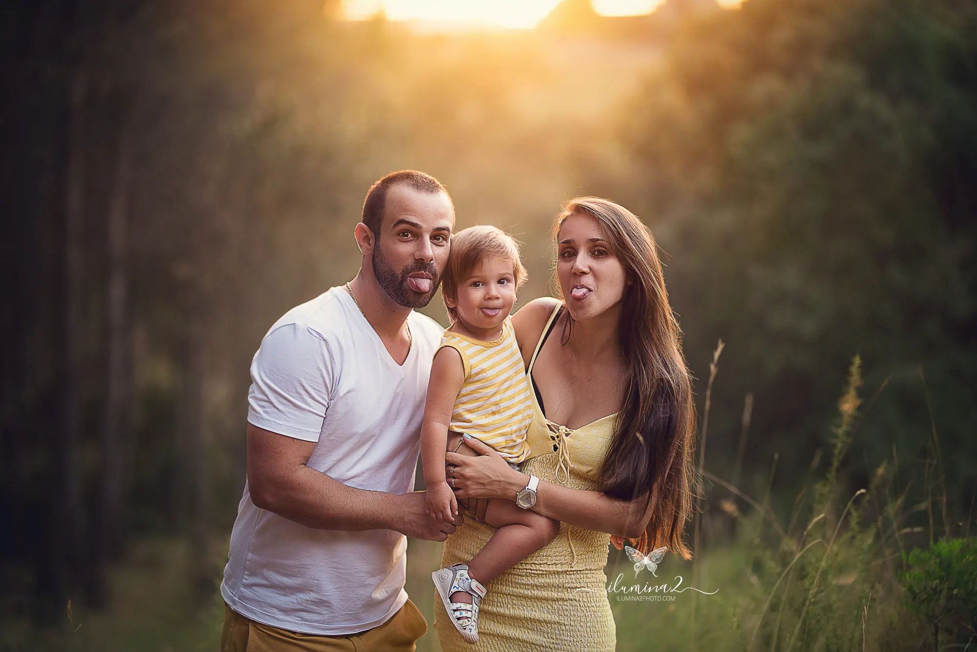 Sesión de fotos de familia Ilumina2 Photo Familia con su hijo en una foto divertida de su reportaje familiar cerca de Barcelona