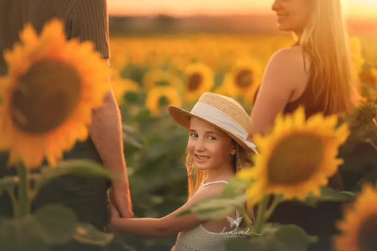 Familia paseando al atardecer en un campo cerca de Barcelona durante su sesión de fotos en exterior