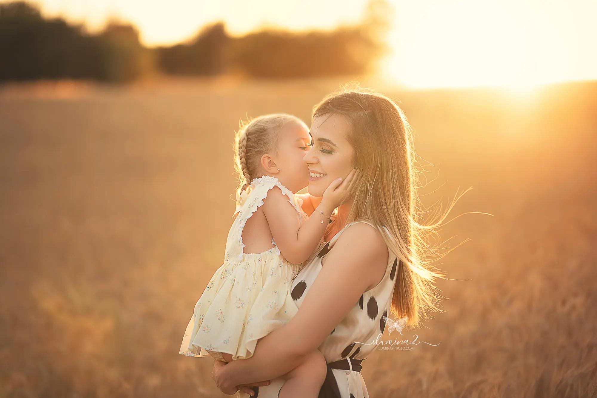 Sesión de fotos de familia Ilumina2 Photo Mamá abrazada a su hija en su sesión de fotos al aire libre