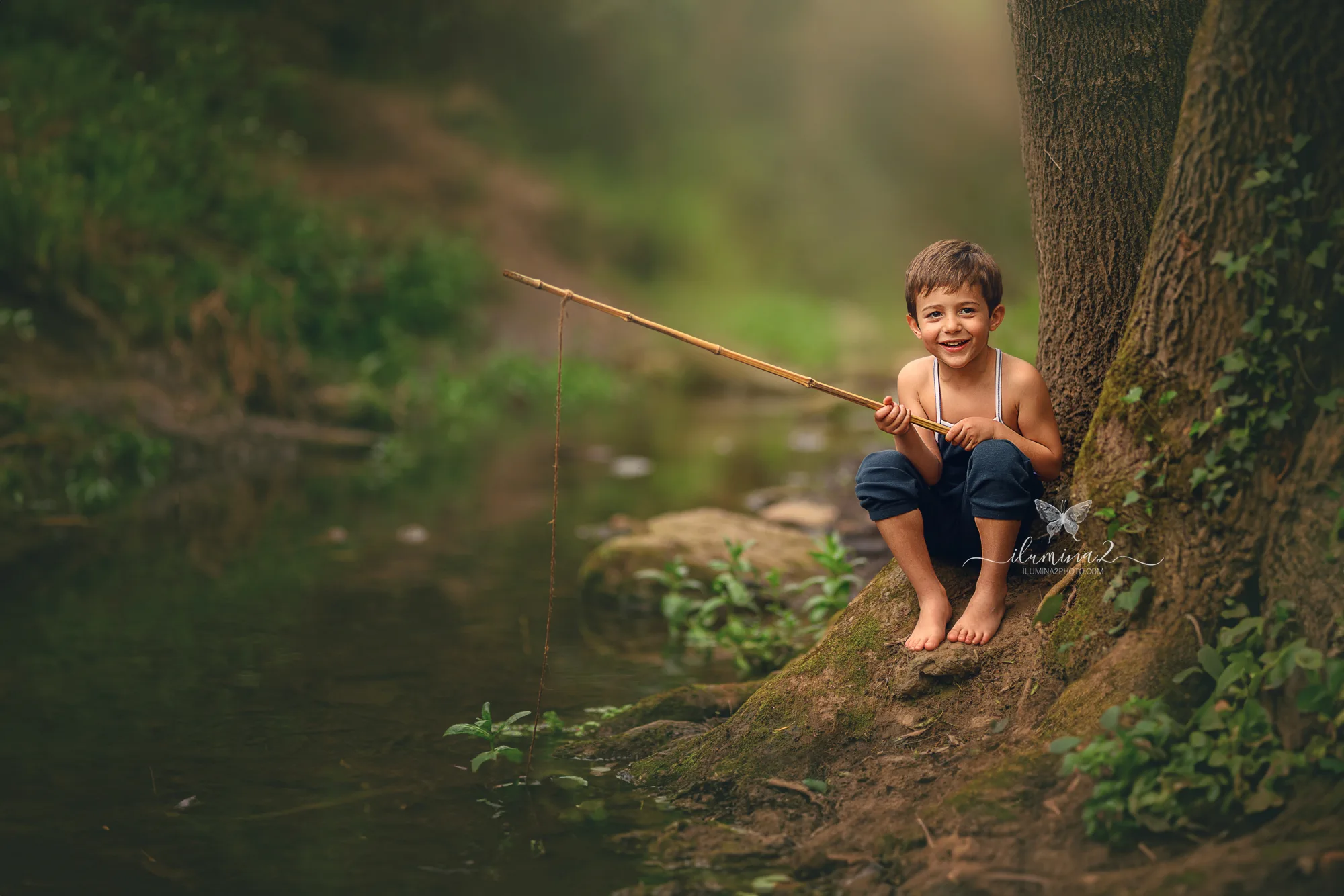Sesión de fotos de familia Ilumina2 Photo Niño jugando en su reportaje de familia en el río en Barcelona