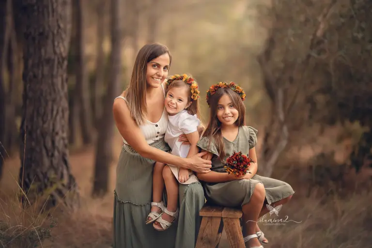 Familia vestida con ropa en tonos naturales durante una sesión de fotos al aire libre en Barcelona