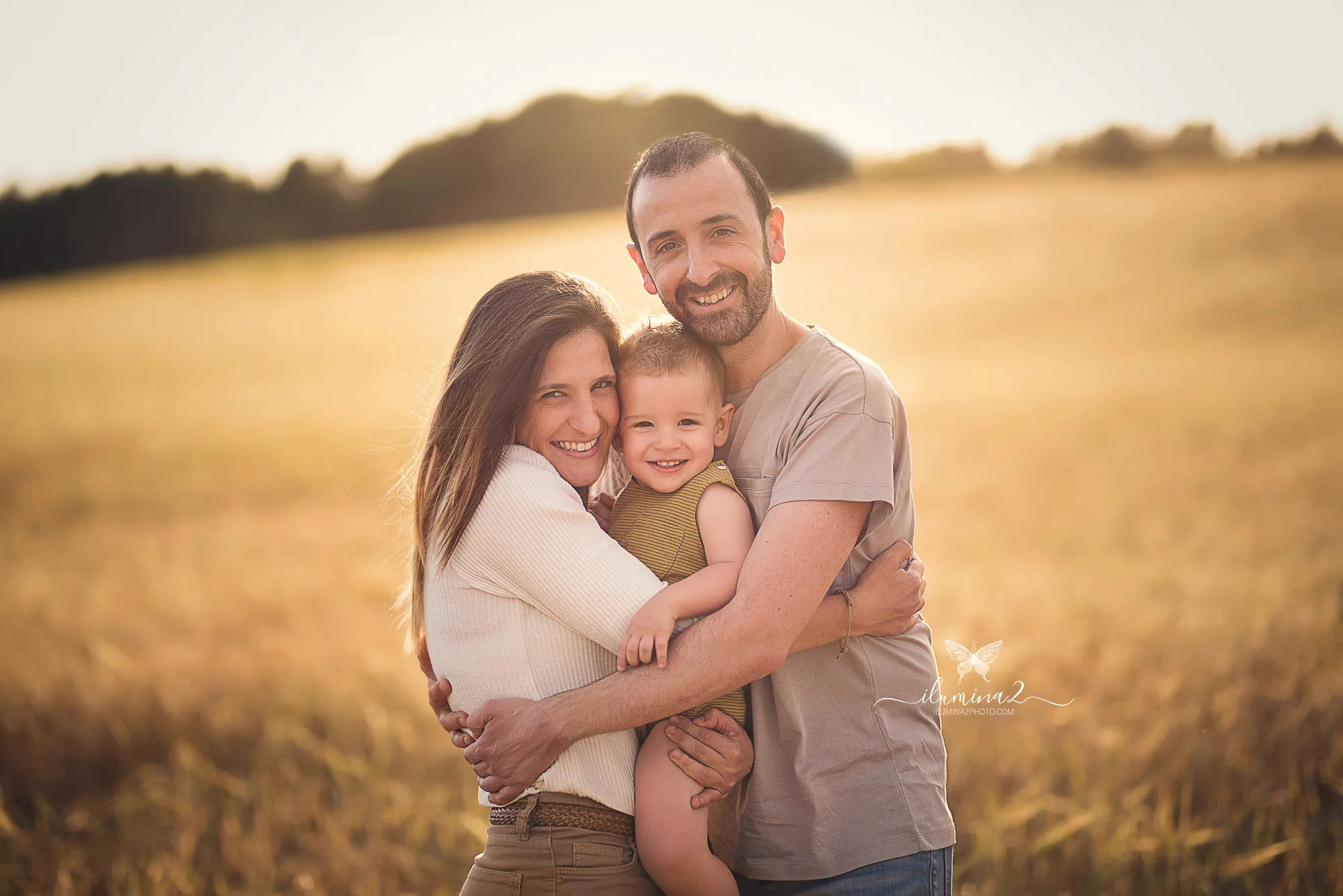 Sesión de fotos de familia Ilumina2 Photo Familia abrazada durante su reportaje fotográfico en Barcelona