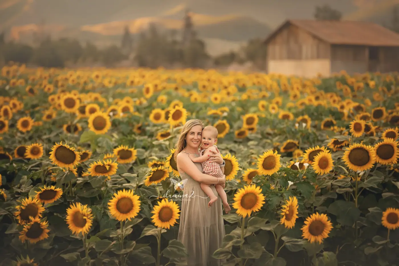 Qué ropa llevar a una sesión de fotos de familia en exterior Ilumina2 Photo Niño con ropa cómoda en tonos naturales durante una sesión de fotos de familia en el campo