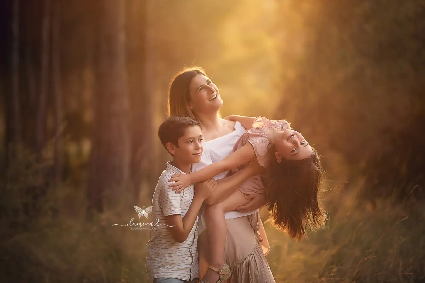 Dónde hacer fotos de familia en exterior cerca de Barcelona Ilumina2 Photo Familia con niños entre los árboles de un bosque de Collserola en su sesión de fotos