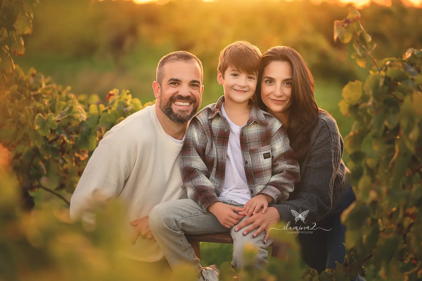 Dónde hacer fotos de familia en exterior cerca de Barcelona Ilumina2 Photo Padres e hijos entre viñedos del Penedès en una sesión de fotos de familia al atardecer