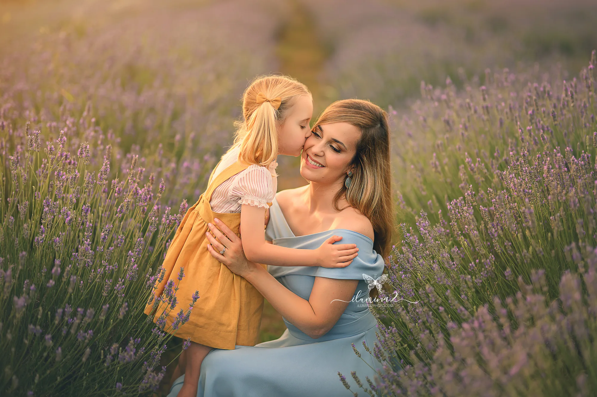 Sesión de fotos de familia Ilumina2 Photo Sesiones de familia con mamá e hija en campos de lavanda cerca de Barcelona