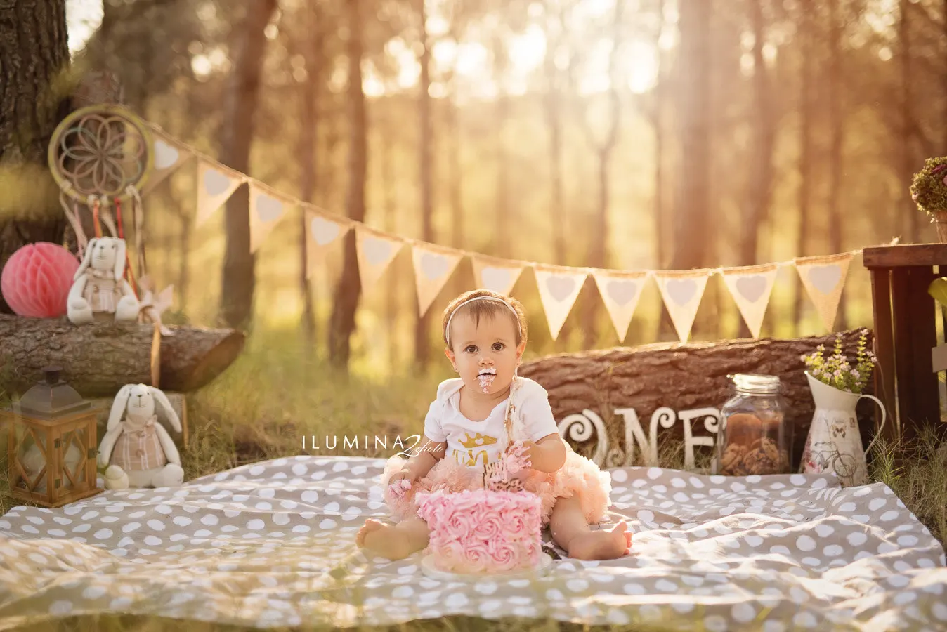 Bebé disfrutando de su pastel en una sesión Smash Cake al aire libre en la naturaleza