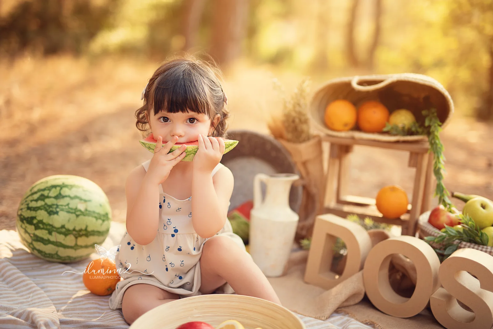 Bebé disfrutando de fruta de temporada en una sesión Smash Cake saludable