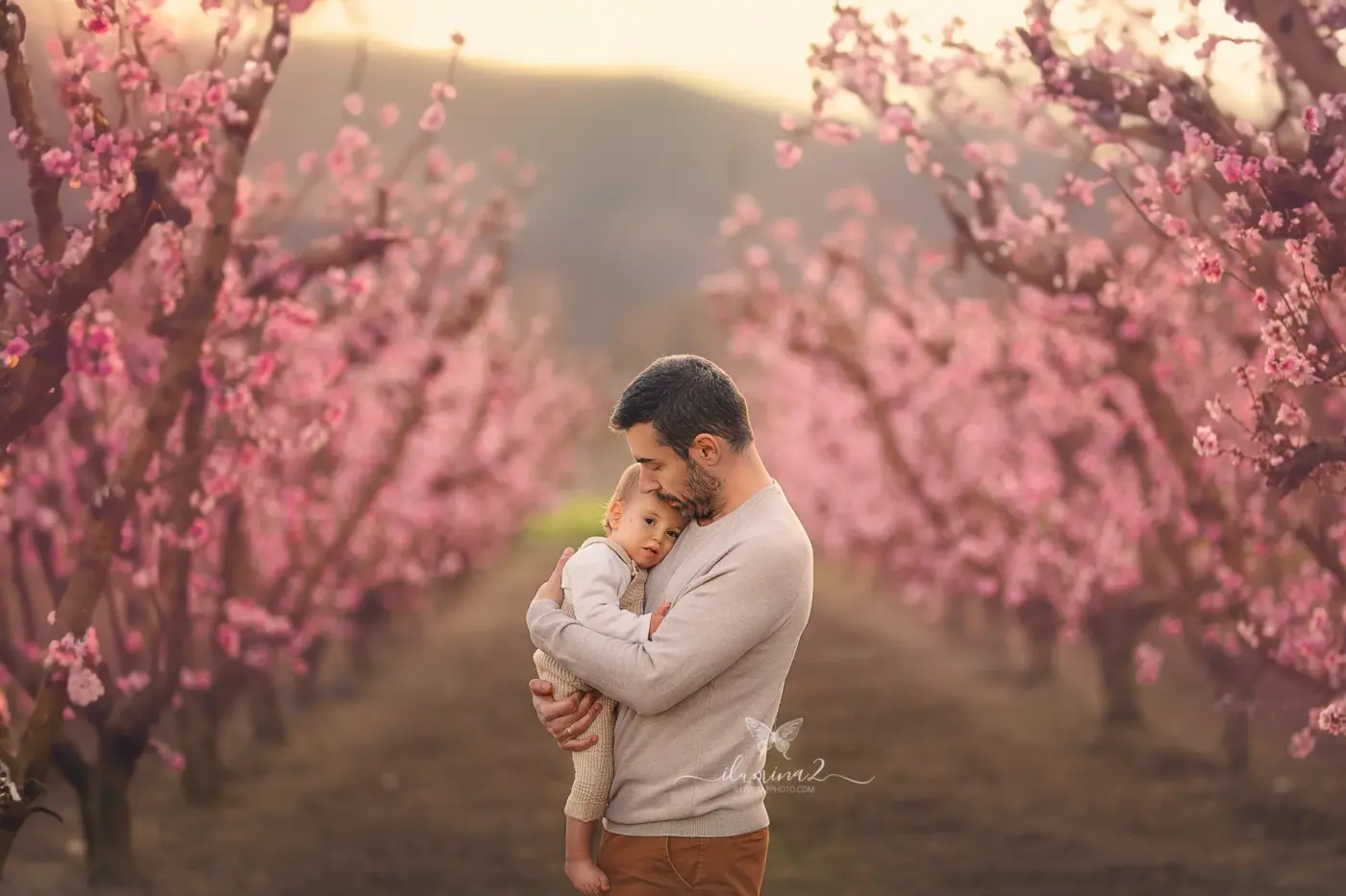 Qué ropa llevar a una sesión de fotos de familia en exterior Ilumina2 Photo Familia abrigada con jerséis de punto y bufandas en una sesión de fotos de invierno en exterior