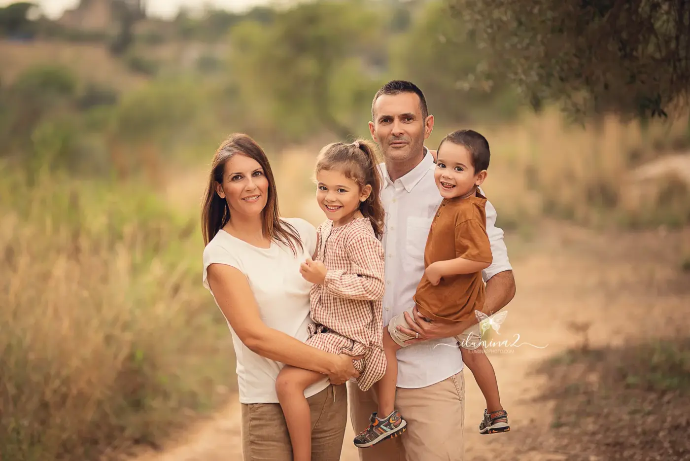 Qué ropa llevar a una sesión de fotos de familia en exterior Ilumina2 Photo Familia con ropa en tonos tierra durante una sesión de fotos al aire libre en Barcelona