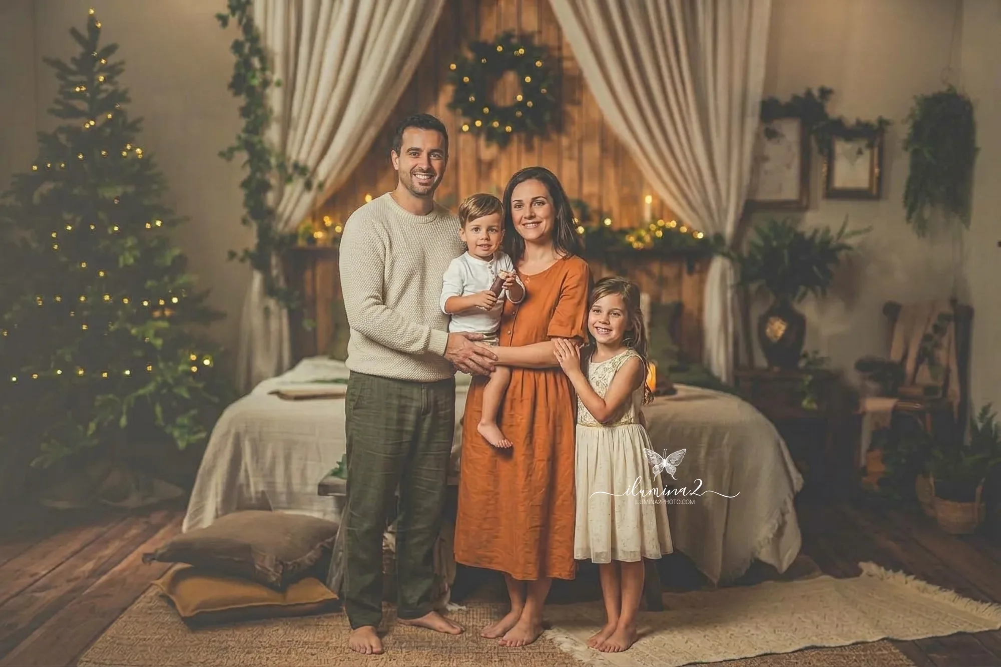 Padres y peques abrazados en una sesión de fotos de Navidad en familia