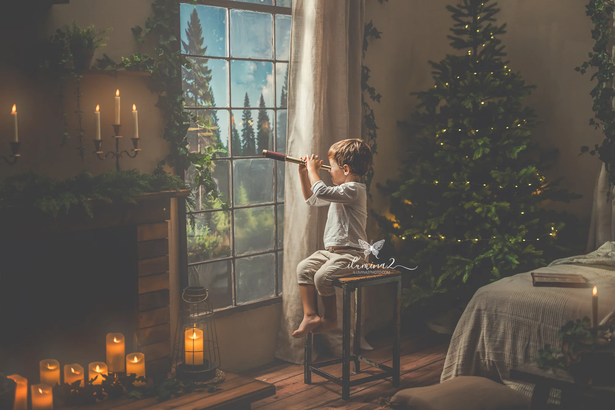 Sesiones de fotos de Navidad Ilumina2 Photo Fotos navideñas originales sin gorritos: niños jugando en una habitación de cuento buscando estrellas por la ventana
