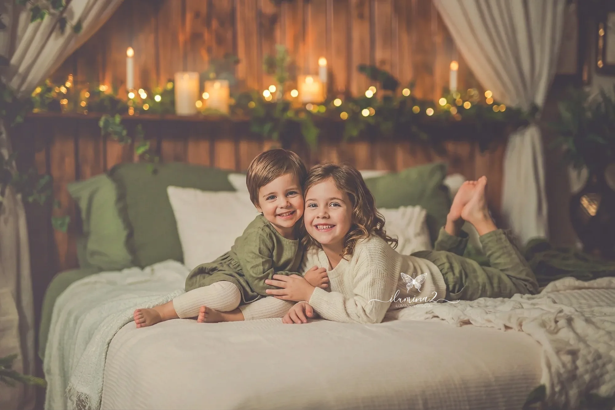 Sesiones de fotos de Navidad Ilumina2 Photo Hermanos riendo juntos en el decorado navideño de nuestro estudio de Sant Feliu de Llobregat